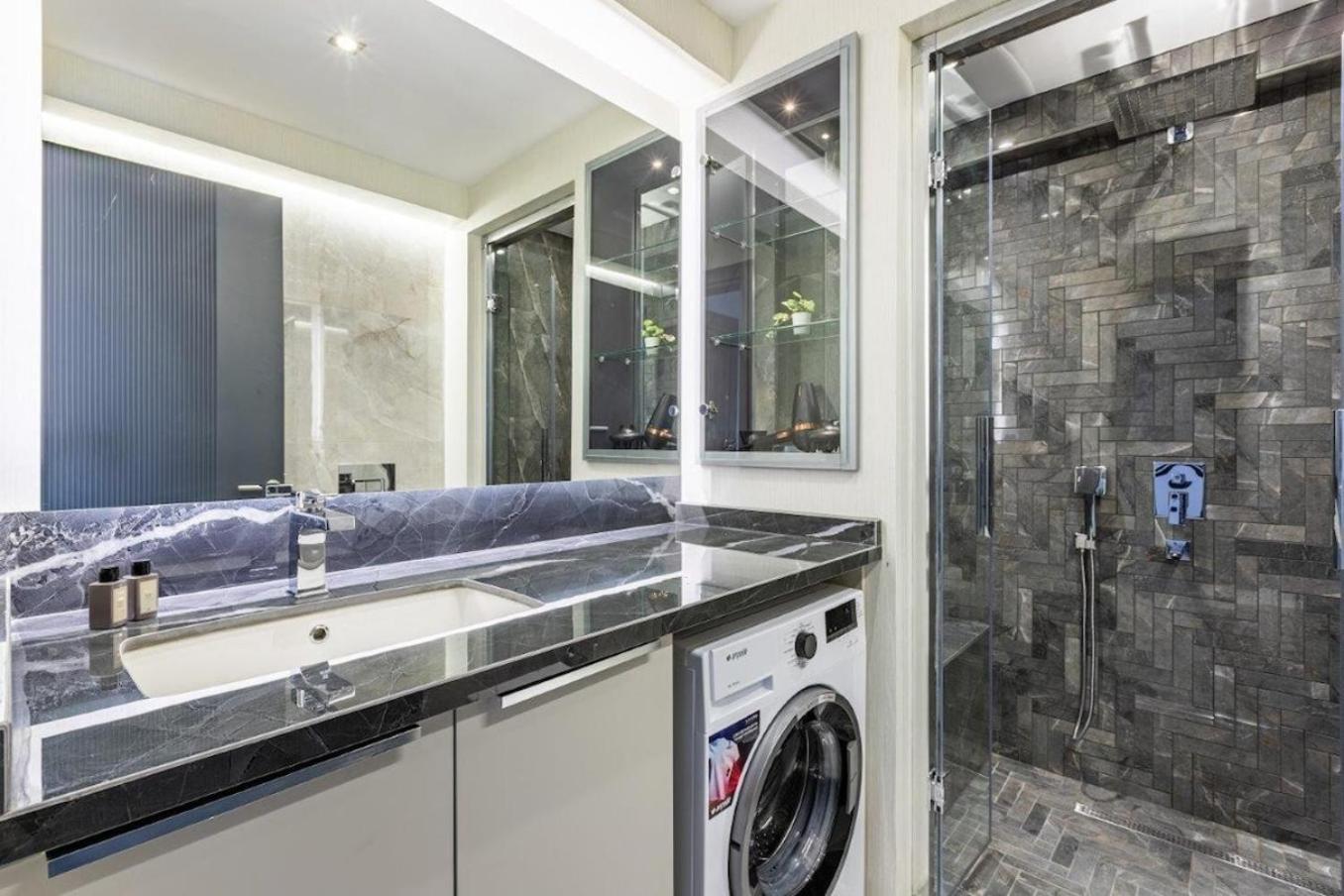 Cozy Bright Wparking 2bd1bath Home!#338 *